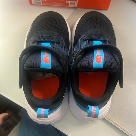 Nike, kids sneaker, NWT, size 9c - Picture 5 of 6